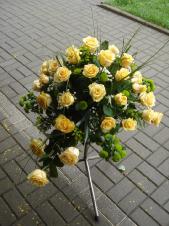 Dekoracja natrumienna w gąbce florystycznej, róże kremowe (Savita), chryzantemy zielone (Santini), zieleń dekoracyjna.