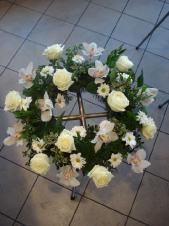 Dekoracja do urny, białe storczyki (Cymbidium), róże kremowe (Avalanche), chryzantema gałązkowa (Bacardi), zieleń dekoracyjna.