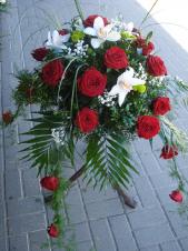 Dekoracja natrumienna tzw. pająk, 4 odnóża, róże pąsowe, storczyki białe (Cymbidium), asparagus plumosus, gipsówka, liść Chico.