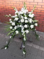 Dekoracja natrumienna tzw. pająk, 4 odnóża, róże białe (Akito), mieczyki białe, asparagus plumosus, gipsówka, liść palmy.