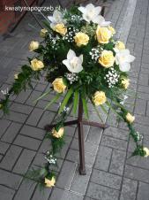 Dekoracja natrumienna tzw. pająk, 4 odnóża,  róże kremowe (Savita), storczyki białe, asparagus plumosus, gipsówka, liść palmy.