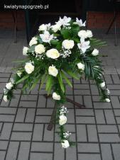 Dekoracja natrumienna tzw. pająk, 4 odnóża, róże kremowe (Avalanche), storczyki białe (Cymbidium), liście salal asparagus plumosus, gipsówka, liść palmy.