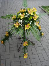 Dekoracja natrumienna tzw. pająk, 4 odnóża, storczyki złoto-żółte (Cymbidium), asparagus plumosus, gipsówka, paproć, liść palmy.