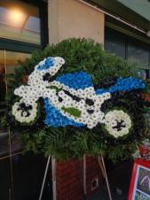 Wieniec motocykl, kolorystyka marki KAWASAKI, Chryzantemy Bacardi, Santini, Ibis, Radost, Hypericum, podkład jodłowy, długość motocykla 110cm.