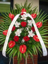 Wieniec pogrzebowy z żywych kwiatów, kształt owalny, anthurium czerwone, storczyki białe (Cymbidium) róże pąsowe, liść palmy, podkład jodłowy, szarfa taśma plastikowa 8cm, napis ręczny (obecnie niedostępna).