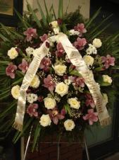 Wieniec z kwiatów żywych w kształcie koła, róża kremowa (Avalanche), storczyk różowy (Cymbidium), tulipan fioletowy, chryzantema gałązkowa biała (Bacardi), zieleń dekoracyjna, liść palmy, podkład jodłowy, szarfa satynowa szer. 10 cm (+30 zł).