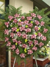 Wieniec pogrzebowy z żywych kwiatów, kształt serca, storczyk różowy (Cymbidium), chryzantema zielona (Santini), podkład jodłowy, zieleń dekoracyjna