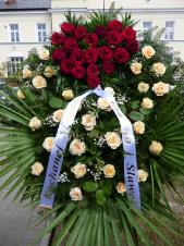 Wieniec nietypowy z sercem w przypince, wielkość: średni; róża herbaciana (Peach Avalanche), róża czerwona (Red Naomi), liść palmy, podkład jodłowy, zieleń dekoracyjna, szarfa satynowa szer. 7 cm (+20 zł).
