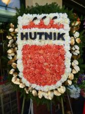 Wieniec pogrzebowy, herb MKS Hutnik Warszawa, goździki białe i pomarańczowe, wys. ok. 100cm.