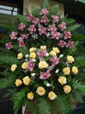 Wieniec z żywych kwiatów, wielkość: duży, storczyki różowe (Cymbidium), róże kremowe (Savita), tulipany białe, paproć leśna, podkład jodłowy, zieleń dekoracyjna.