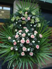 Wieniec z żywych kwiatów, wielkość: duża, storczyki pistacjowe (Cymbidium), róże różowe, tulipany białe, liść palmy, podkład jodłowy, zieleń dekoracyjna.