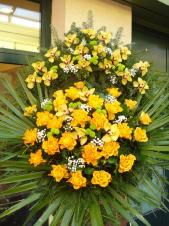 Wieniec z żywych kwiatów, wielkość: duży, storczyki złote (Cymbidium), róże herbaciane (Marie Claire), chryzantemy zielone (Santini), liść palmy, podkład jodłowy, zieleń dekoracyjna.