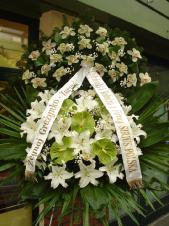 Wieniec z żywych kwiatów, storczyk biały (Cymbidium), anthurium zielone (Midori), lilia biała, zieleń dekoracyjna, liść plamy, szarfa satynowa 10cm druk komputerowy.
