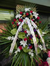 Wieniec pogrzebowy z żywych kwiatów, wielkość: bardzo duży, anthurium zielone (Midori), róże pasowe, lilie białe (Casablanca), mieczyki białe, storczyki żółte, eustoma fioletowa, liście palmy, podkład jodłowy, zieleń dekoracyjna, szarfa satynowa 7cm podwójna, druk komputerowy (+30zł).