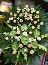 Wieniec z kwiatów żywych, wielkość: duży (ok. 1,4 m), mieczyk zielony, anthurium zielone (Midori), róża kremowa (Avalanche), eustoma biała, podkład jodłowy, zieleń dekoracyjna.