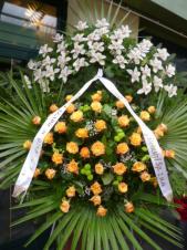 Wieniec z żywych kwiatów, wielkość: bardzo duży, storczyki białe (Cymbidium), róże herbaciane, chryzantema zielona, liść palmy, podkład jodłowy, szarfa satynowa, druk komputerowy (+20zł).