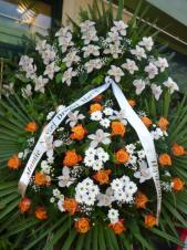 Wieniec z żywych kwiatów, wielkość: bardzo duży, storczyki białe (Cymbidium), róże herbaciane, chryzantema biała, liść palmy, podkład jodłowy, szarfa satynowa, druk komputerowy (+20zł).