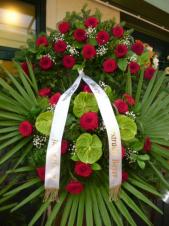 Wieniec z żywych kwiatów, wielkość: duży, róże pąsowe, anthurium zielone (Midori), liść palmy, podkład jodłowy, szarfa satynowa, druk komputerowy (+20zł).