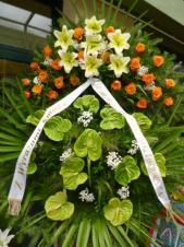 Wieniec z żywych kwiatów, wielkość: bardzo duży, róże herbaciane, anthurium zielone, lilie kremowe,  liść palmy, podkład jodłowy, szarfa satynowa, druk komputerowy (+20zł).