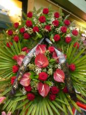 Wieniec z żywych kwiatów, wielkość: duży, róże pąsowe, anthurium bordowe (Savanna), liść palmy, podkład jodłowy, szarfa satynowa czarna, druk komputerowy (+30zł).