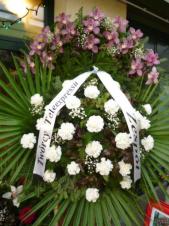 Wieniec z żywych kwiatów, wielkość: duży, storczyki różowe (Cymbidium), goździki białe, liść palmy, podkład jodłowy, szarfa satynowa nadruk czarny, druk komputerowy (+20zł).
