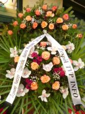 Wieniec z żywych kwiatów, wielkość: duży, storczyki białe (Cymbidium), róże herbaciane, goździki gałązkowe amarantowe, liść palmy, podkład jodłowy, szarfa satynowa nadruk czarny, druk komputerowy (+20zł).