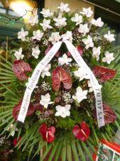 Wieniec z żywych kwiatów, wielkość: duży, storczyki białe (Cymbidium), anthurium bordowe, liść palmy, podkład jodłowy, szarfa satynowa bez frędzli, druk komputerowy (+20zł).