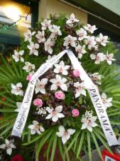 Wieniec z żywych kwiatów, wielkość: duży, storczyki białe (Cymbidium), róże różowe, liść palmy, podkład jodłowy, szarfa satynowa bez frędzli, druk komputerowy (+20zł).