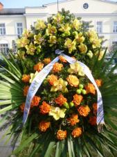 Wieniec z żywych kwiatów, wielkość: duży, róże herbaciane,  storczyki żółte (Cymbidium), chryzantemy zielone, liść palmy, podkład jodłowy, szarfa satynowa, druk komputerowy (+20zł).