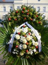 Wieniec z żywych kwiatów, wielkość: duży, róże białe,  storczyki zielone (Cymbidium), chryzantemy białe, tulipany czerwone, liść palmy, podkład jodłowy, szarfa satynowa, druk komputerowy (+20zł).