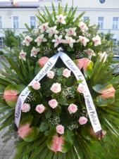 Wieniec z żywych kwiatów, wielkość: duży, róże różowe,  storczyki białe (Cymbidium), anthurium różowo-zielone, liść palmy, podkład jodłowy, szarfa satynowa, druk komputerowy (+20zł).