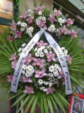 Wieniec z żywych kwiatów, wielkość: duży,  storczyki różowe (Cymbidium), chryzantemy białe, liść palmy, podkład jodłowy, szarfa satynowa, dedykacja czarna, druk komputerowy (+20zł).