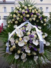 Wieniec z żywych kwiatów, wielkość: bardzo duży, róże białe,  storczyki białe (Cymbidium), anthurium białe, eustomy fioletowe, liść palmy, podkład jodłowy, szarfa satynowa 10cm. szer., druk komputerowy (+30zł).