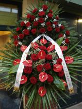 Wieniec pogrzebowy z żywych kwiatów, wielkość: bardzo duży, róże pąsowe, anthurium czerwone, liście palmy, podkład jodłowy, zieleń dekoracyjna, szarfa satynowa 7cm, druk komputerowy.