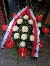 Wiązanka pogrzebowa z kwiatów żywych, wielkość: bardzo duża, anthurium czerwone (Tropical), róże białe, zieleń dekoracyjna, liść palmy, podkład jodłowy, szarfa satynowa biało-czerwona szer. 10 cm (+ 40 zł).