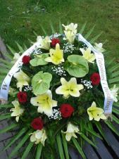 Wiązanka pogrzebowa z kwiatów żywych, wielkość: bardzo duża: lilia kremowa (Conca d'Or), anthurium zielone, róża czerwona, zieleń dekoracyjna, liśc palmy, szarfa satynowa szer. 7 cm (+20 zł).