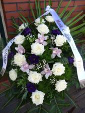 Wiązanka pogrzebowa z kwiatów żywych, wielkość: duża, róża kremowa (Avalanche), storczyk biały (Cymbidium), eustoma fioletowa, zieleń dekoracyjna, podkład jodłowy, szarfa satynowa szer. 7 cm (+20 zł).