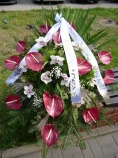 Wiązanka pogrzebowa z kwiatów żywych, wielkość: duża, anthurium bordowe (Safari), storczyk biały (Cymbidium), podkład jodłowy, zieleń dekoracyjna, szarfa jedwabna szer. 7 cm druk cyfrowy (+20 zł).