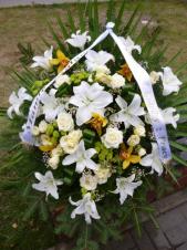 Wiązanka pogrzebowa z kwiatów żywych, wielkość: duża, lilia biała, storczyk złoty (Cymbidium), róża kremowa (Avalanche), eustoma kremowa, zielona chryzantema gałązkowa (Santini), liść palmowy, podkład jodłowy, zieleń dekoracyjna, szarfa jedwabna szer. 7 cm druk cyfrowy (+20 zł).