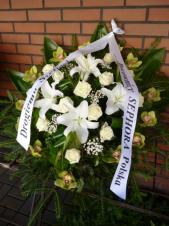Wiązanka pogrzebowa z kwiatów żywych, wielkość: duża, róża kremowa (Avalanche), storczyk zielony (Cymbidium), lilia biała (Casablanca), zieleń dekoracyjna, szarfa satynowa szer. 7 cm (+ 20 zł).