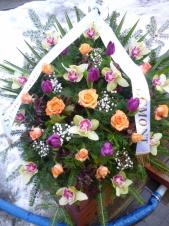 Wiązanka pogrzebowa z kwiatów żywych, wielkość: bardzo duża, róża herbaciana, storczyk zielony (Cymbidium), tulipany fioletowe, zieleń dekoracyjna, szarfa satynowa szer. 7 cm (+ 20 zł).