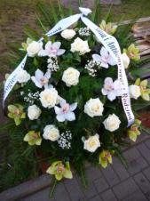 Wiązanka pogrzebowa z kwiatów żywych, wielkość: duża, róża kremowa (Avalanche), storczyk zielony (Cymbidium), zieleń dekoracyjna, szarfa satynowa szer. 7 cm (+ 20 zł).