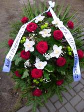 Wiązanka pogrzebowa z kwiatów żywych, wielkość: duża, róże pąsowe (Red Naomi), storczyki białe (Cymbidium), zielone santini, liść palmy, zieleń dekoracyjna, podkład jodłowy