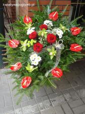 Wiązanka pogrzebowa z kwiatów żywych, wielkość: duża, anthurium czerwone (Tropico), storczyk zielony (Cymbidium), róża czerwona, chryzantema biała (Bacardi), zieleń dekoracyjna, liść palmy, podkład jodłowy.