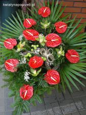 Wiązanka pogrzebowa z kwiatów żywych, wielkość: duża, anthurium czerwone (Tropico), storczyk zielony, zieleń dekoracyjna, liść palmy.