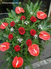 Wiązanka pogrzebowa z kwiatów żywych, wielkość: duża, anthurium czerwone (Tropico), róża czerwona, zieleń dekoracyjna, podkład jodłowy.