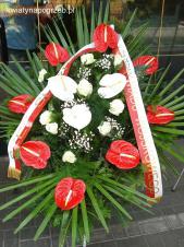 Wiązanka pogrzebowa z kwiatów żywych, wielkość: duża, anthurium czerwone (Tropico), anthurium białe, róże białe, zieleń dekoracyjna, liść palmy, podkład jodłowy, szarfa satynowa biało-czerwona szer. 10 cm (+ 40 zł).